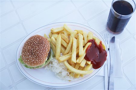 simsearch:6111-06728023,k - Plate of Burger and Fries with Cola Foto de stock - Con derechos protegidos, Código: 700-01429106