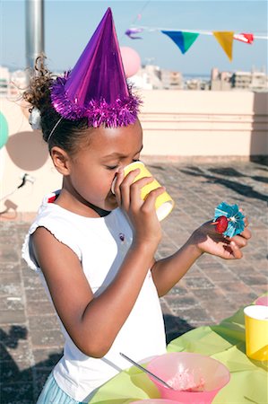 roof tops - Fille à la fête d'anniversaire Photographie de stock - Rights-Managed, Code: 700-01459150