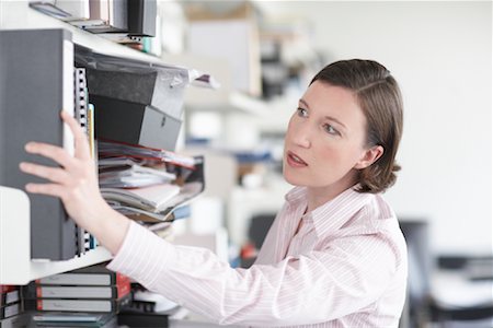 simsearch:649-03447502,k - Businesswoman Reaching for File Folders Foto de stock - Direito Controlado, Número: 700-01464217