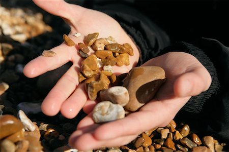 simsearch:700-05756492,k - Mains du garçon Holding Beach Stones Photographie de stock - Rights-Managed, Code: 700-01464569