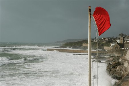 simsearch:700-02046423,k - Red Flag and Stormy Sea, England Foto de stock - Direito Controlado, Número: 700-01464577