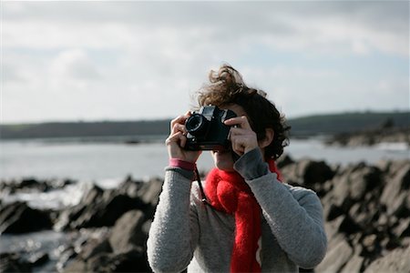 sesión fotográfica - Woman with Taking Picture by Shoreline Foto de stock - Con derechos protegidos, Código: 700-01464580