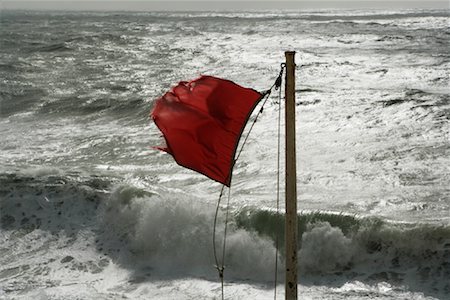 Drapeau rouge et la mer au cours de la tempête Photographie de stock - Rights-Managed, Code: 700-01463972