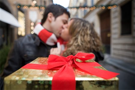 Couple Kissing, Close-up of Christmas Present Foto de stock - Con derechos protegidos, Código: 700-01519363