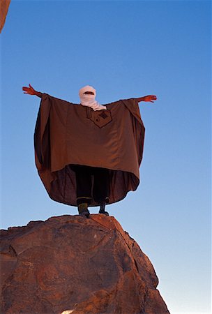 Tuareg Guide Standing on Rock, Akakus, Fezzan, Libya Foto de stock - Con derechos protegidos, Código: 700-01519410