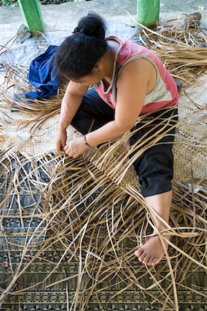savaii - Woman Weaving Palm Fronds, Foailalo Village, Savaii, Samoa Fotografie stock - Rights-Managed, Codice: 700-01519491