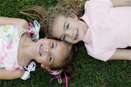 Filles couché sur l'herbe Photographie de stock - Rights-Managed, Code: 700-01519706