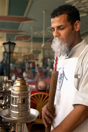 Homme préparation narguilé au café, au Caire, Egypte Photographie de stock - Rights-Managed, Code: 700-01538652