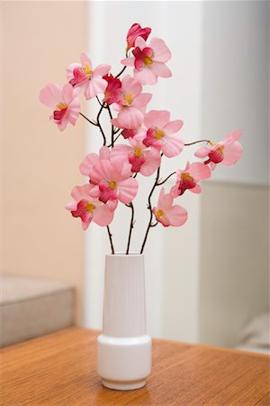 fake flowers - Silk Flowers in Vase Foto de stock - Con derechos protegidos, Código: 700-01538773