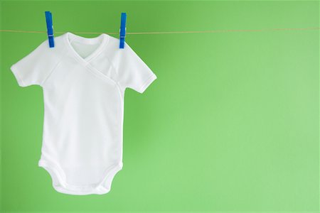 simsearch:700-01173508,k - Baby's Onesie Hanging on Clothesline Fotografie stock - Rights-Managed, Codice: 700-01539002