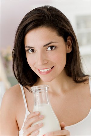 Portrait de femme tenant le lait Photographie de stock - Rights-Managed, Code: 700-01574758