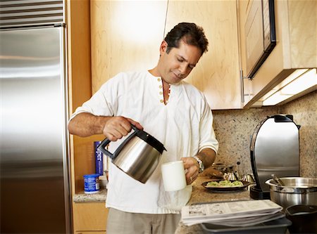 Man Pouring Coffee in Kitchen Fotografie stock - Rights-Managed, Codice: 700-01579468