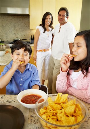 family group hispanic indoors - Famille dans la cuisine Photographie de stock - Rights-Managed, Code: 700-01579461