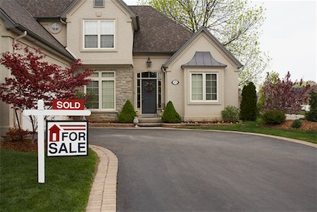 selling home - House with Sold Sign Stock Photo - Rights-Managed, Code: 700-01571965