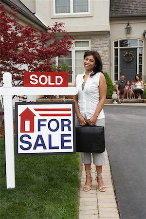 Agent immobilier de maison avec signe vendu Photographie de stock - Rights-Managed, Code: 700-01571961