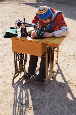 simsearch:700-02386250,k - Woman Using Sewing Machine, Qinling Mountains, Shaanxi Province, China Fotografie stock - Rights-Managed, Codice: 700-01585971