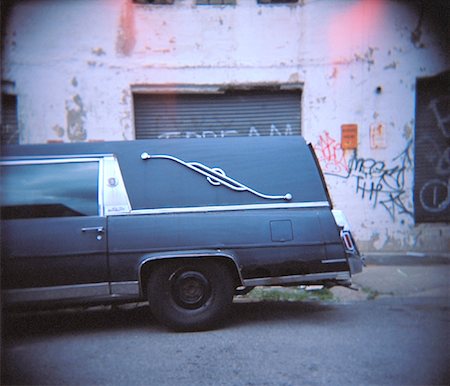 declínio urbano - Hearse Parked on Street Foto de stock - Direito Controlado, Número: 700-01586030