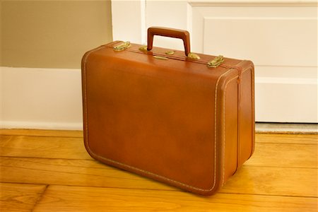 Suitcase on Floor Foto de stock - Direito Controlado, Número: 700-01586813