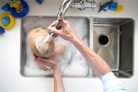 simsearch:700-03502672,k - Baby Bathing in Kitchen Sink Foto de stock - Con derechos protegidos, Código: 700-01587010