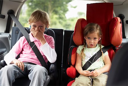 family inside car - Children Listening to Music in Car Foto de stock - Con derechos protegidos, Código: 700-01587084