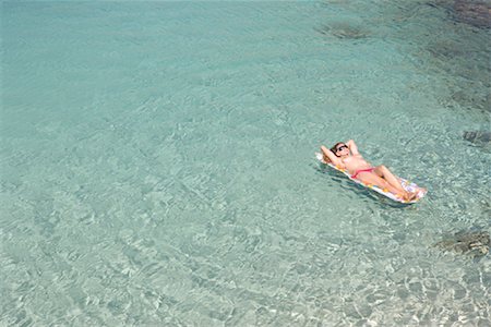 espace vide arriere-plan - Femme flottant dans l'océan, Majorque, Espagne Photographie de stock - Rights-Managed, Code: 700-01587383