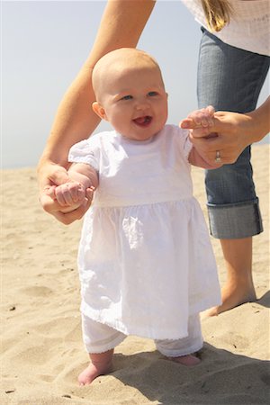 simsearch:700-00150938,k - Mère et son bébé à la plage Photographie de stock - Rights-Managed, Code: 700-01582157