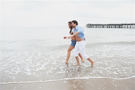 Couple Walking on the Beach Foto de stock - Con derechos protegidos, Código: 700-01607338