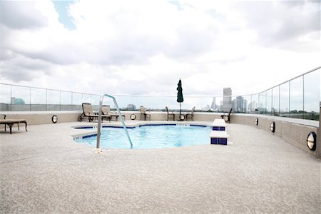 fenced in - Outdoor Swimmingpool on Roof Foto de stock - Con derechos protegidos, Código: 700-01607367