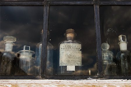 Medicine Bottles in Window Foto de stock - Con derechos protegidos, Código: 700-01615109