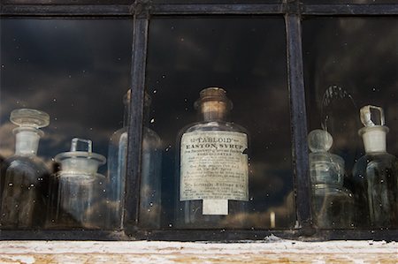 sciroppo - Medicine Bottles in Window Fotografie stock - Rights-Managed, Codice: 700-01615109