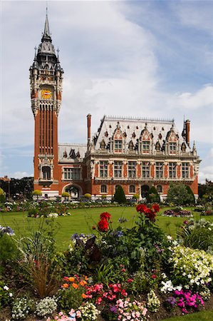 Parterre de fleurs et de la mairie, Calais, France Photographie de stock - Rights-Managed, Code: 700-01615191