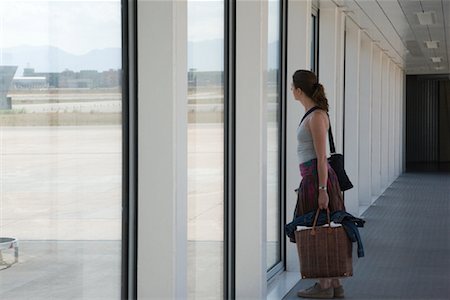 Femme regardant fenêtre Airport, Sardaigne, Italie Photographie de stock - Rights-Managed, Code: 700-01616998