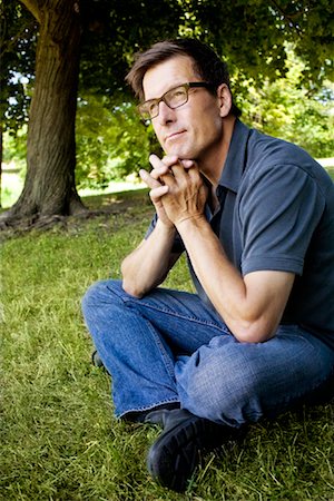 sitting under tree - Portrait d'homme Photographie de stock - Rights-Managed, Code: 700-01630444