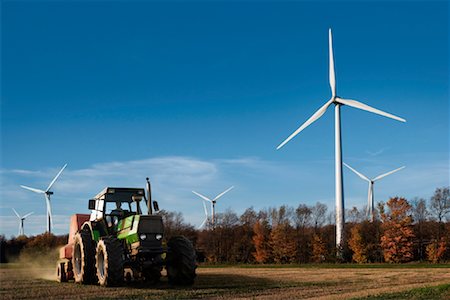 Tractor in Field and Melancthon Grey Wind Project, Shelburne, Ontario, Canada Foto de stock - Direito Controlado, Número: 700-01632824