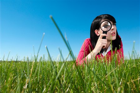 déformé - Femme examinant l'herbe avec loupe Photographie de stock - Rights-Managed, Code: 700-01633306
