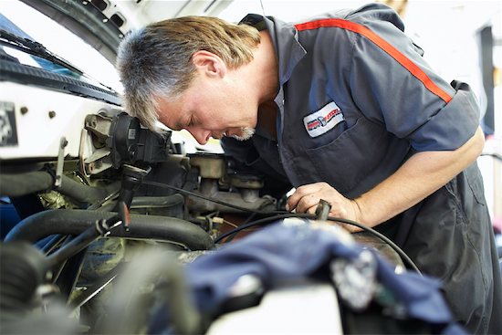 Mechanic Working on Car Photographie de stock - Premium Droits Gérés, Artiste: Ron Fehling, Le code de l’image : 700-01646214