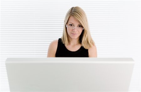 simsearch:700-00513927,k - Frau mit Laptop-Computer Stockbilder - Lizenzpflichtiges, Bildnummer: 700-01646257