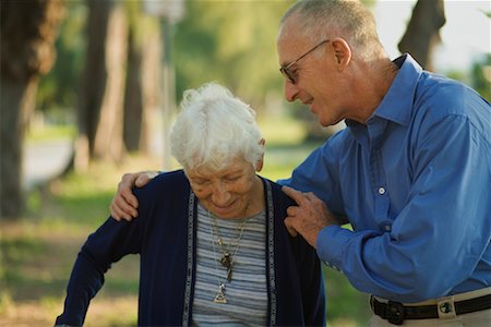 simsearch:649-07063040,k - Ältere Frau und Sohn spazieren Stockbilder - Lizenzpflichtiges, Bildnummer: 700-01646272