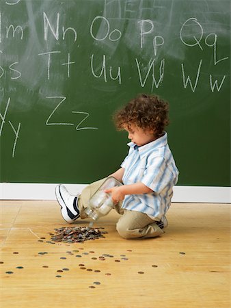 sprecare - Enfant tout déversement des pièces de monnaie sur le plancher dans la salle de classe Photographie de stock - Rights-Managed, Code: 700-01646383