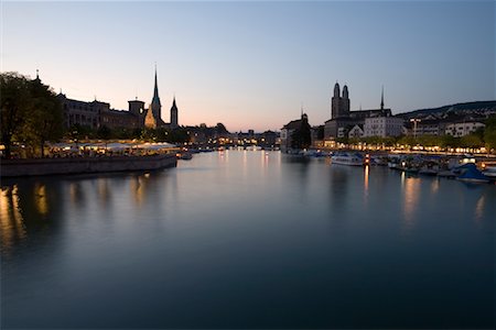 fraumünster - Fluss Limmat in der Abenddämmerung, Zürich, Schweiz Stockbilder - Lizenzpflichtiges, Bildnummer: 700-01694426