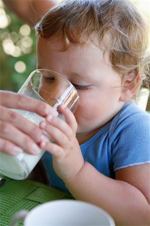 simsearch:600-03368370,k - Petit garçon buvant lait Photographie de stock - Rights-Managed, Code: 700-01694471