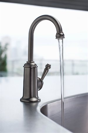 fregadero - Running Faucet Foto de stock - Con derechos protegidos, Código: 700-01694504