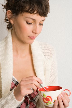 simsearch:700-01694542,k - Woman Holding Tea Cup Foto de stock - Con derechos protegidos, Código: 700-01694514