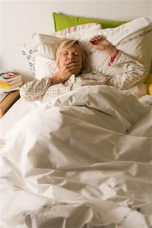 simsearch:700-01694542,k - Woman Lying in Bed Foto de stock - Con derechos protegidos, Código: 700-01694572