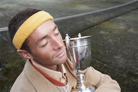 einzelgänger (männlich und weiblich) - Close-up Portrait of Man Holding Trophy Stockbilder - Lizenzpflichtiges, Bildnummer: 700-01695203