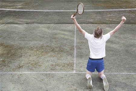 simsearch:700-01695205,k - Tennisspieler kniend auf Tennisplatz Stockbilder - Lizenzpflichtiges, Bildnummer: 700-01695250