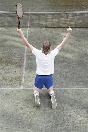 simsearch:700-01695252,k - Joueuse de tennis à genoux sur le Court de Tennis Photographie de stock - Rights-Managed, Code: 700-01695251