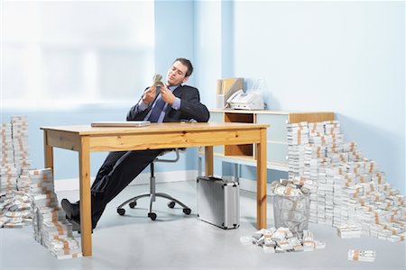 fiança - Businessman Surrounded by Money Foto de stock - Direito Controlado, Número: 700-01695365