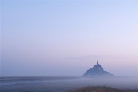 Mont Saint-Michel en Morning Mist Bretagne, France Photographie de stock - Rights-Managed, Code: 700-01695378