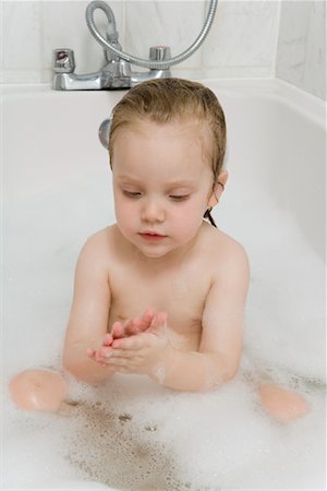 simsearch:700-01695379,k - Jeune fille au bain avec shampoing Photographie de stock - Rights-Managed, Code: 700-01695384